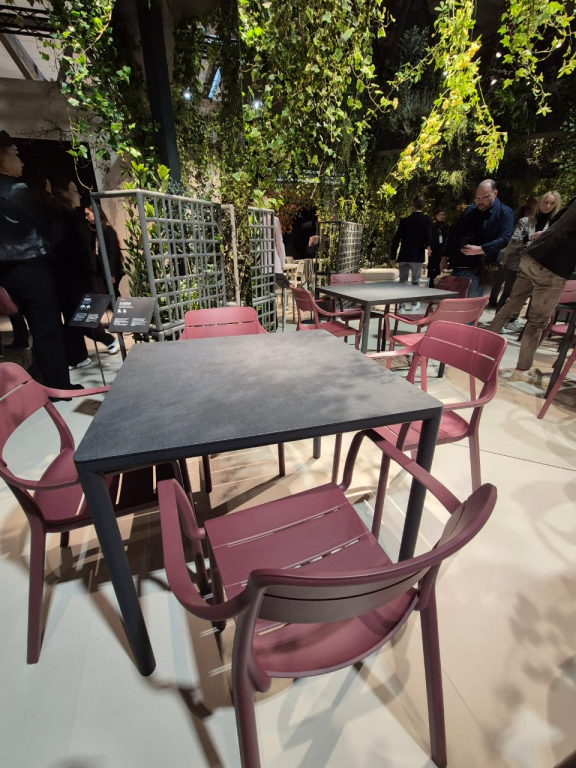 Кресло пластиковое Cassia бургунди