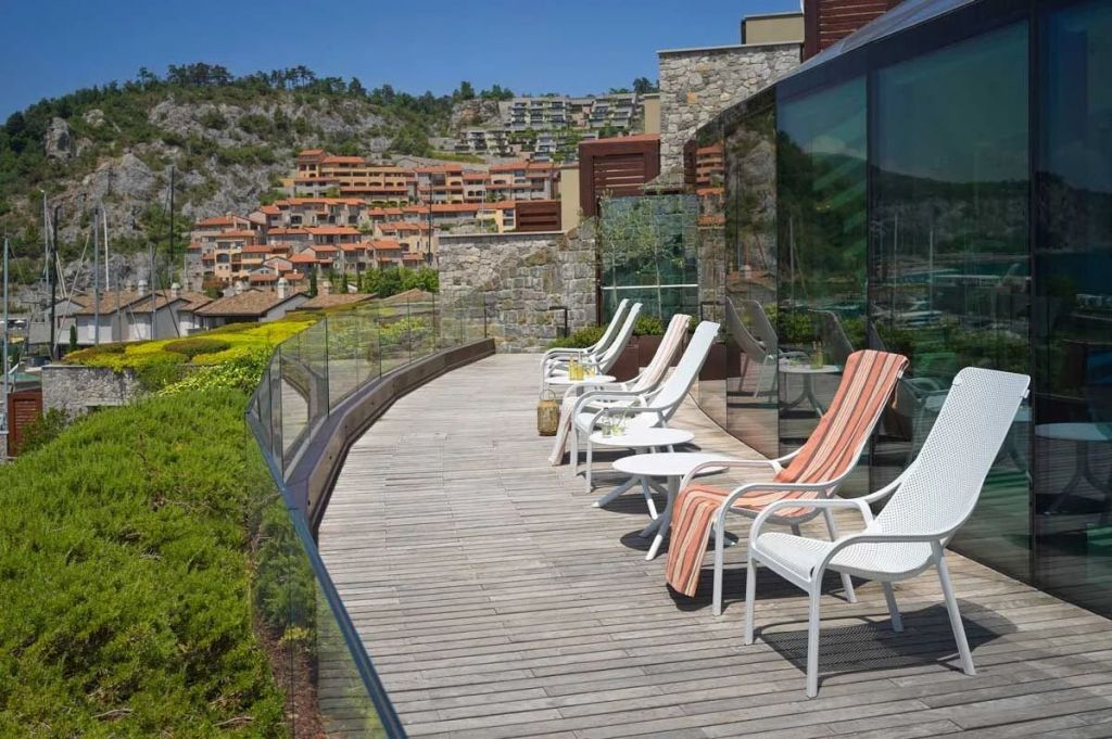 Лаунж-кресло пластиковое с подушкой Net Lounge белый, горчичный