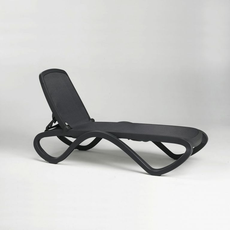 Шезлонг-лежак пластиковый Omega антрацит