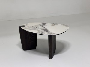 Стол кофейный DAG FENDI WHITE керамика на стекле/массив/ МДФ, облицованный дубовым шпоном ®DISAUR