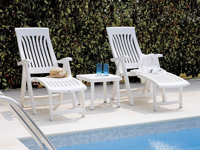 Столик пластиковый для лежака Rodi белый