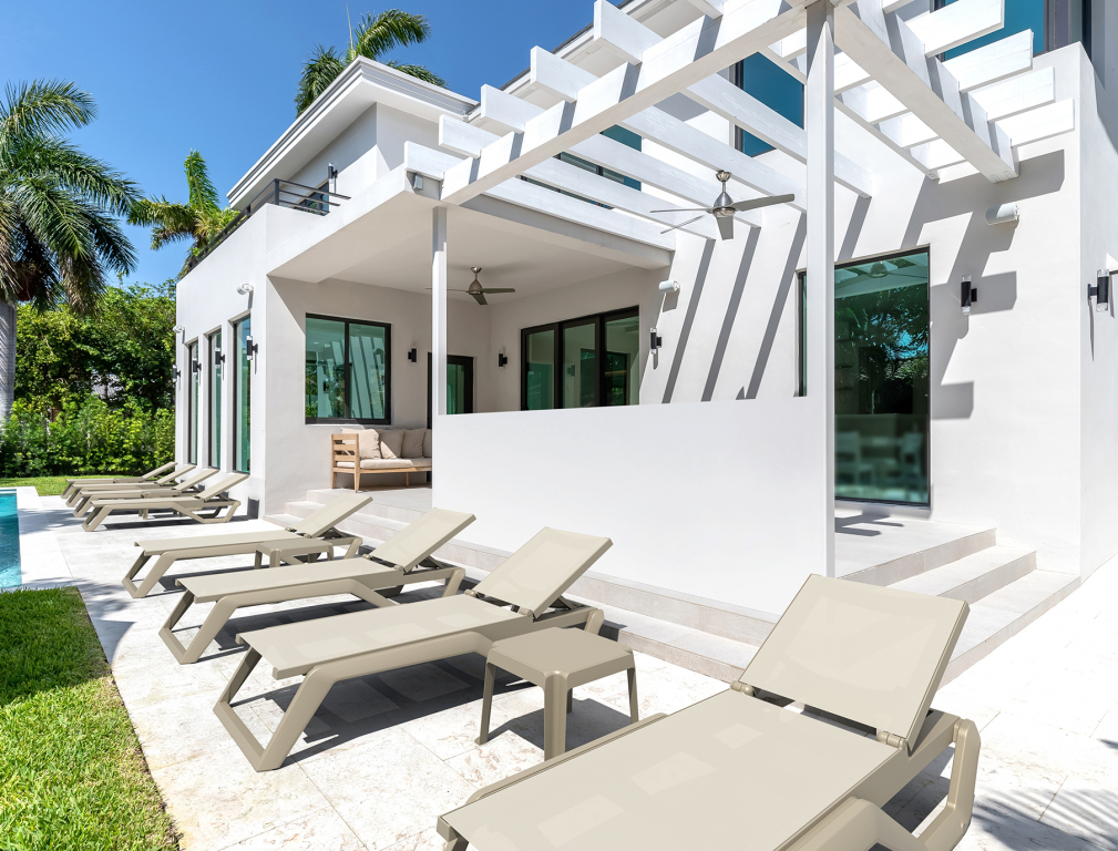 Шезлонг-лежак пластиковый Rio Pro бежевый