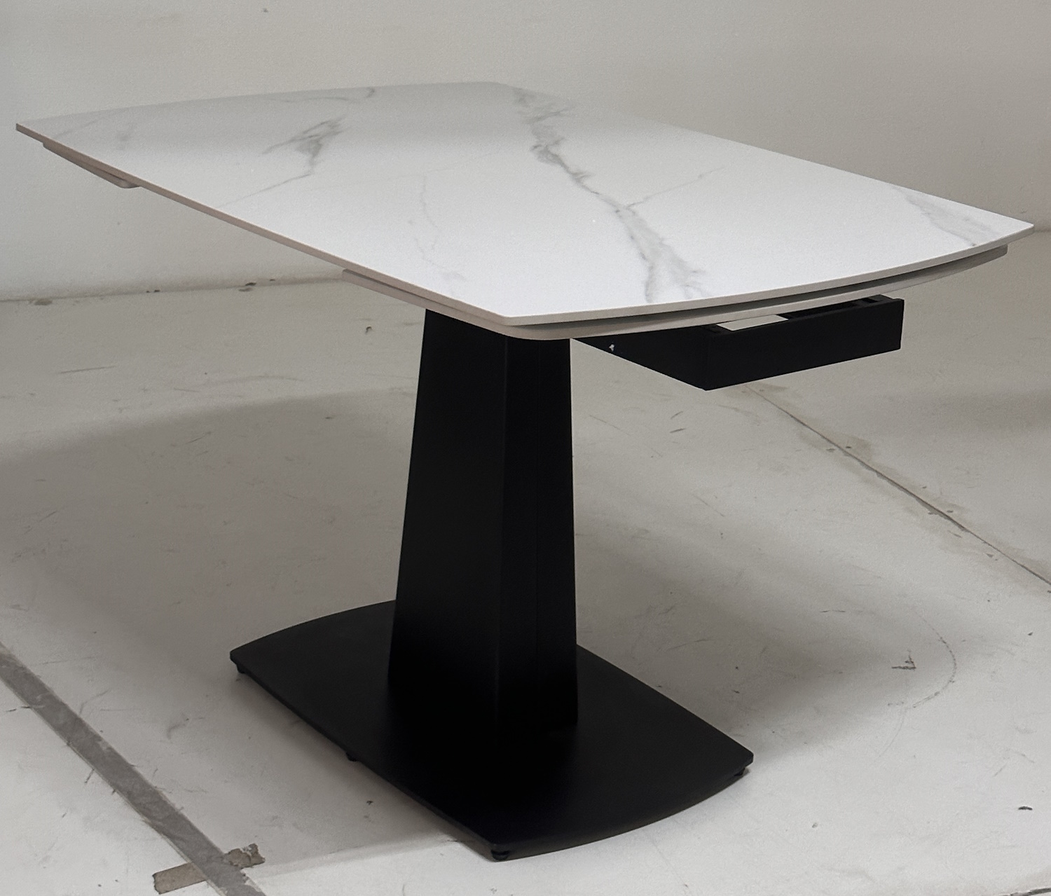 Стол BALDE 120 MATT WHITE MARBLE SOLID CERAMIC / BLACK, ®DISAUR