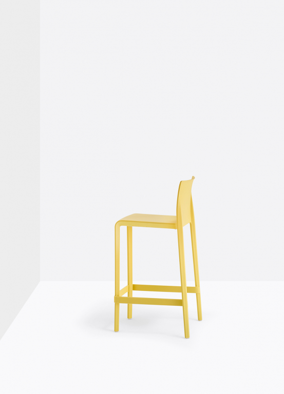 Стул пластиковый полубарный Volt желтый