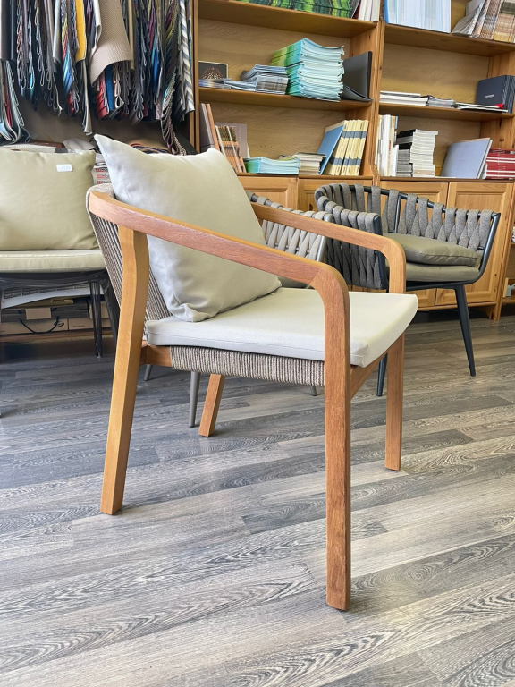 Кресло деревянное с подушками Pablito 