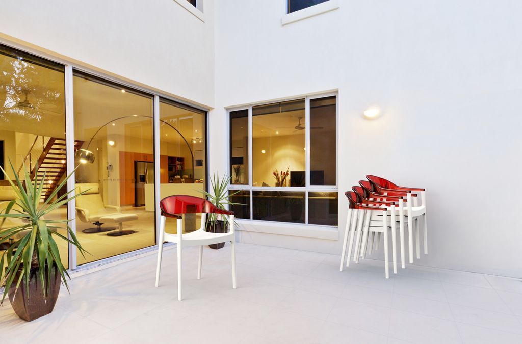 Кресло пластиковое Carmen белый, красный