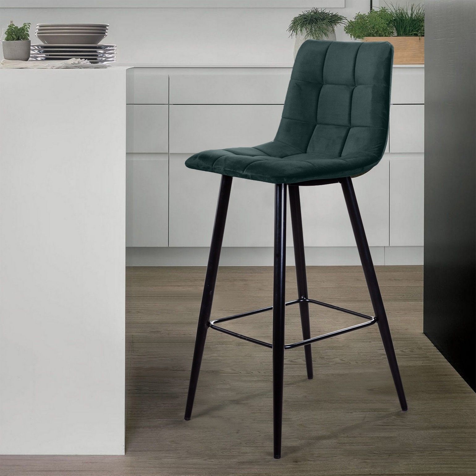 Стул барный Уно, бархат зелёный 19 / чёрный конус