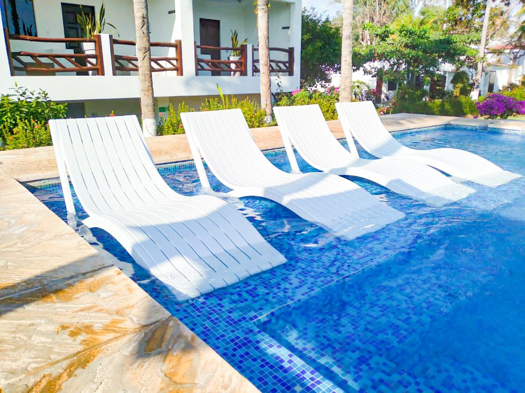 Шезлонг-лежак пластиковый Slim белый