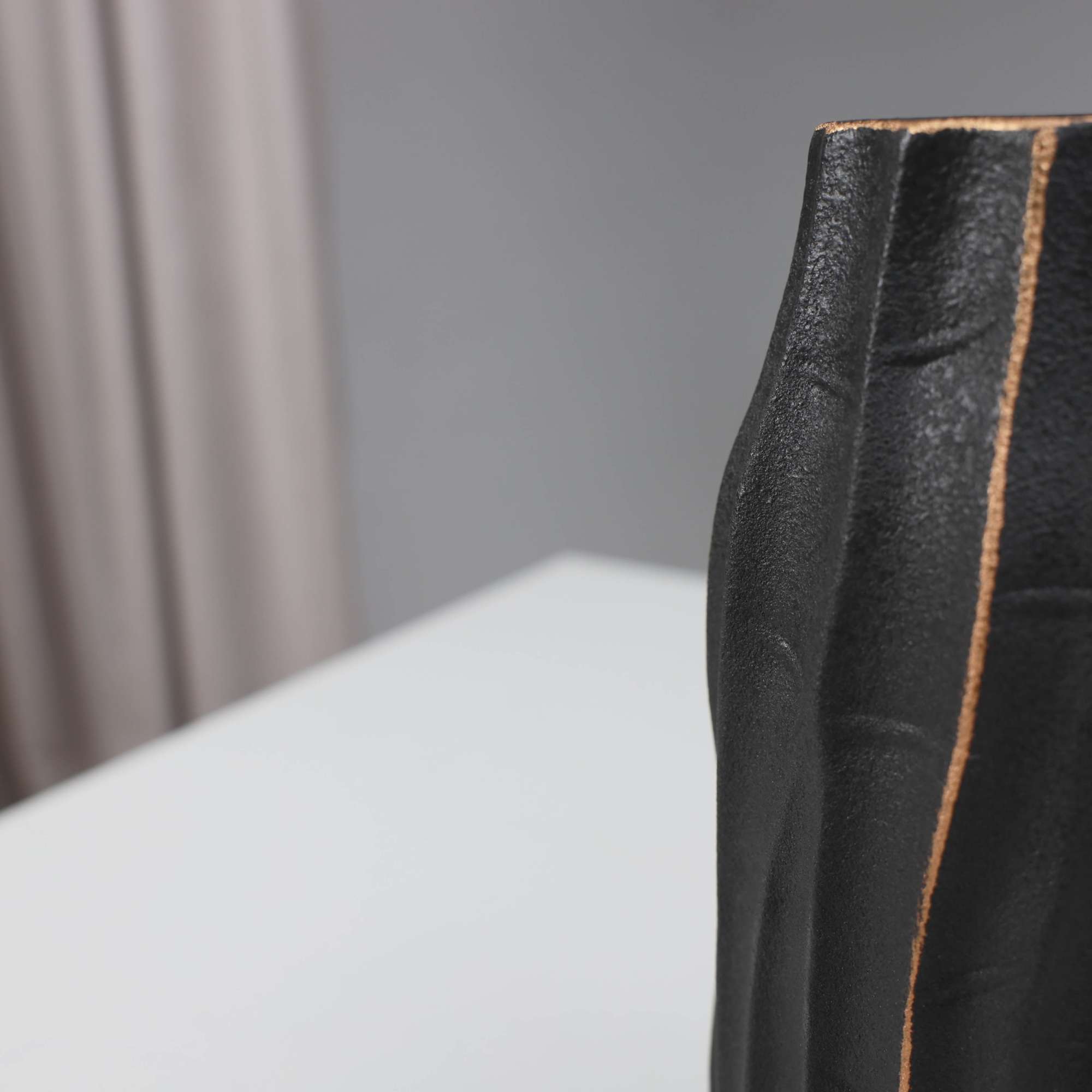 Ваза керамическая WOOD, черный, 9,5*9,5*20см