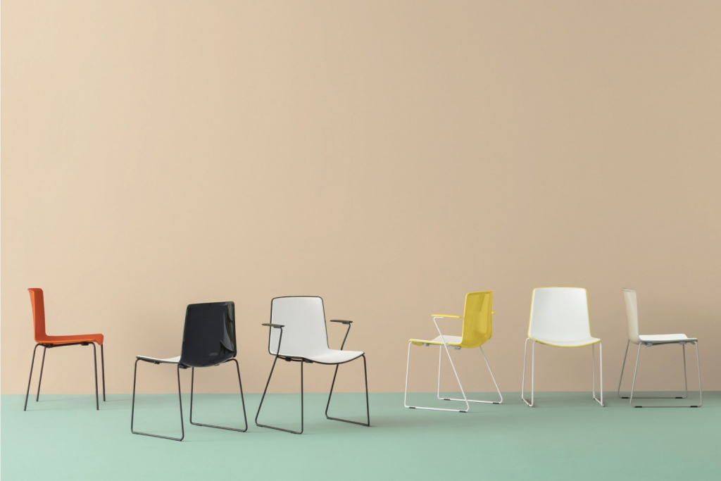 Стул пластиковый на полозьях Tweet хромированный, белый, бежевый