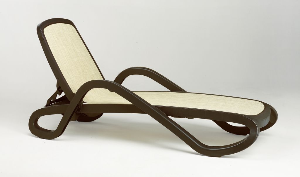 Шезлонг-лежак пластиковый Alfa кофе, бежевый