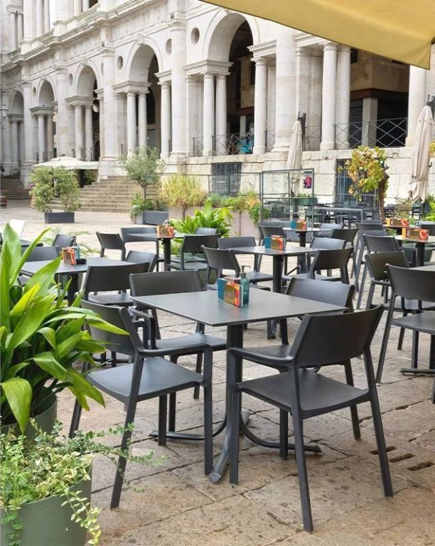 Кресло пластиковое Trill Armchair антрацит