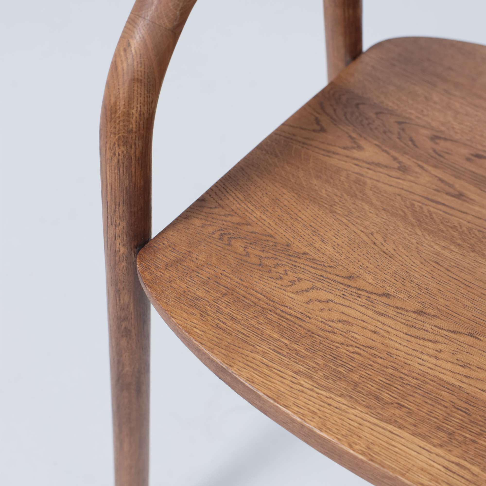 Стул Био, покрытие коньяк, массив дуба