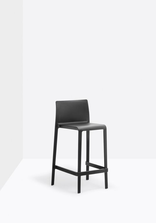 Стул пластиковый полубарный Volt черный