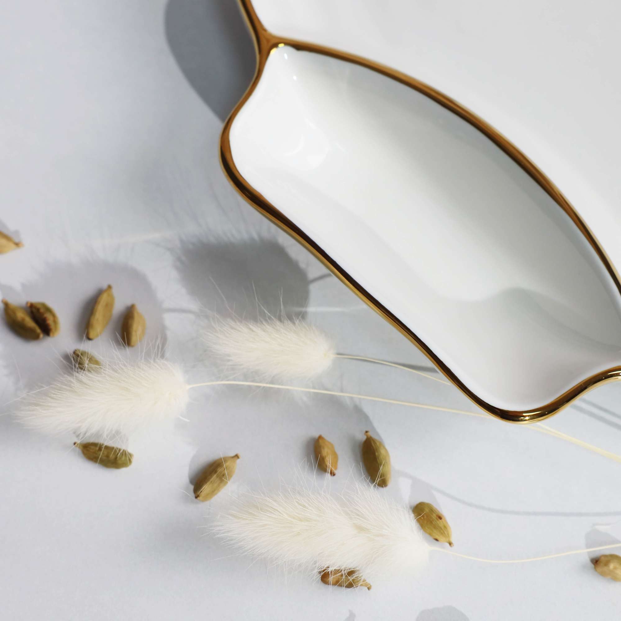 Блюдо фигурное MOONSHINE, керамика, белый+золото, 22*20*3см