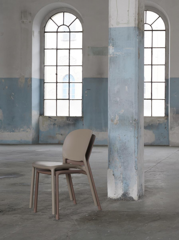 Стул пластиковый Hug Go Green антрацит