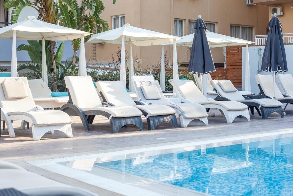 Шезлонг пластиковый с матрасом GS 1009 (Fiji) белый, слоновая кость