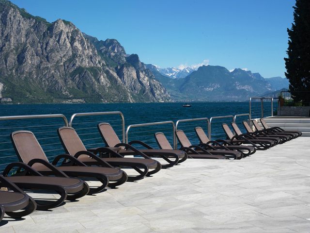 Шезлонг-лежак пластиковый Alfa кофе