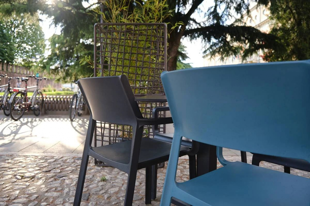 Кресло пластиковое Trill Armchair антрацит