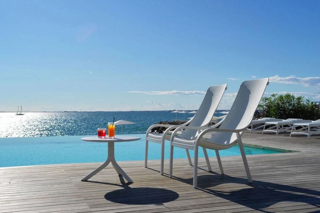 Лаунж-кресло пластиковое с подушкой Net Lounge белый, горчичный