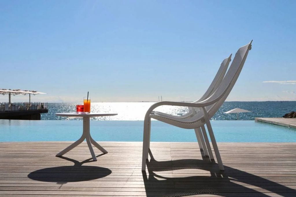 Лаунж-кресло пластиковое с подушкой Net Lounge белый, горчичный