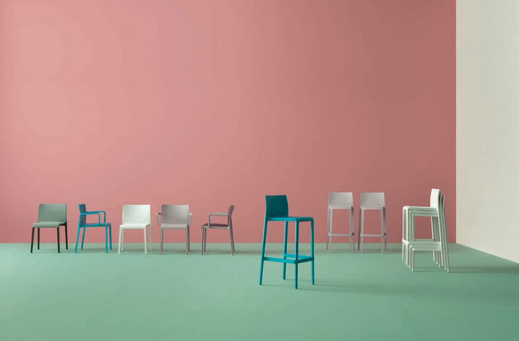 Стул пластиковый полубарный Volt красный