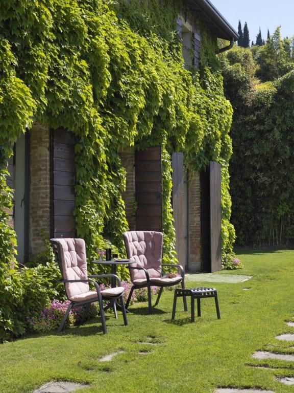 Лаунж-кресло пластиковое с подушкой Folio антрацит, розовый