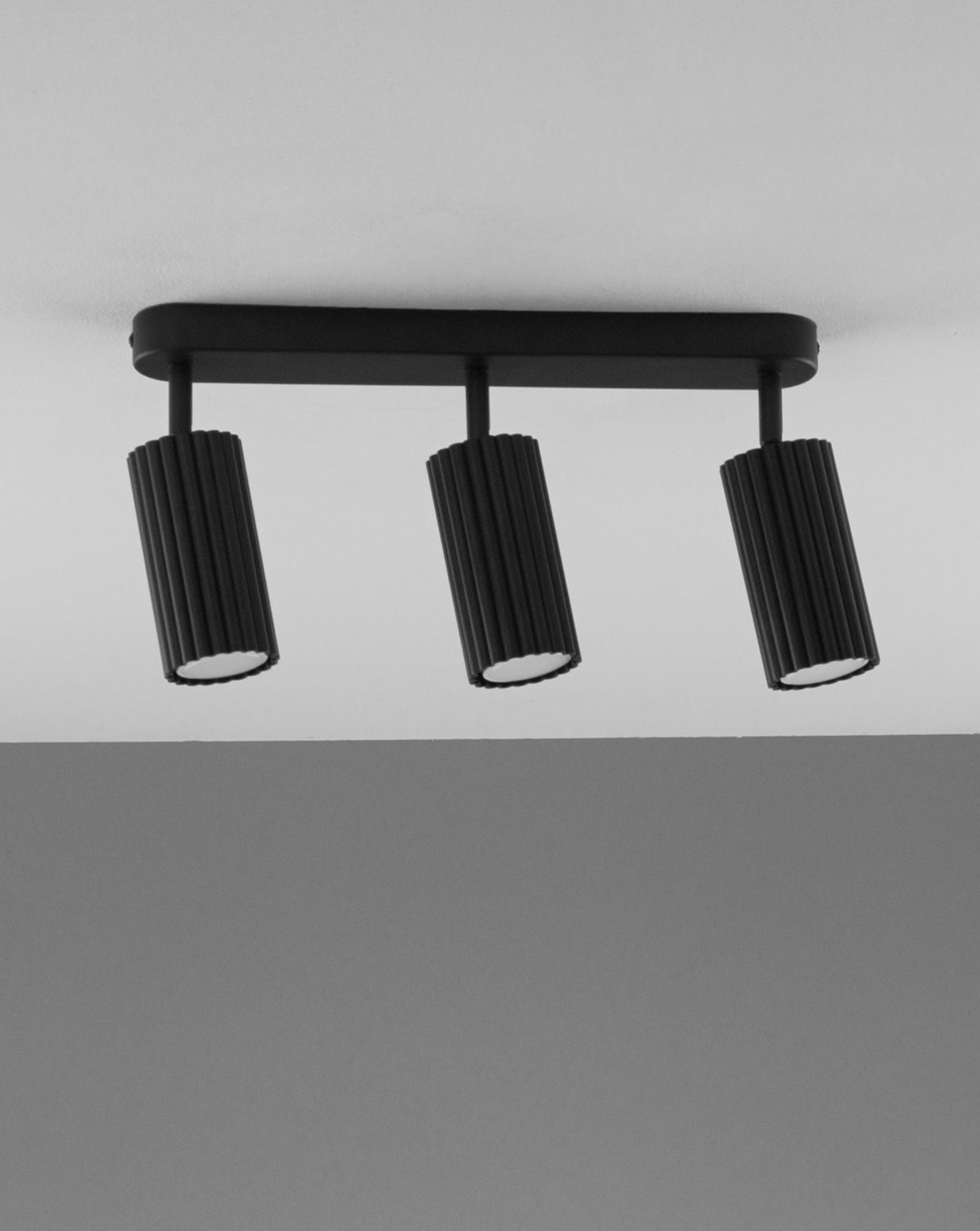 Спот Moderli V11775-3C Cora