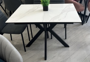 Стол КОМИЛЬФО МИНИ 100 БЕЛЫЙ МРАМОР с прожилками латте, керамика / ЧЕРНЫЙ,