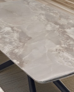 Стол РИВОЛИ (RIVOLI) 140 цвет АМБЕР ЖАДЕ (GLOSS AMBER JADE SOLID CERAMIC) / ЧЕРНЫЙ, ®DISAUR