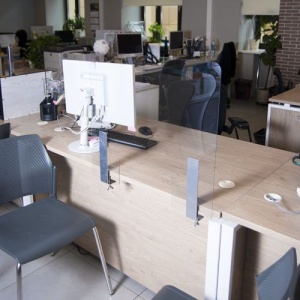 DEK-EKW1600 / Защитный экран для крепления к столу, с окном, 1600х745хмм