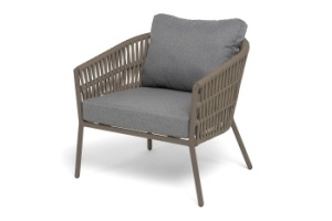 "Комо" кресло плетеное из роупа, каркас алюминий бежево-серый (RAL7006) муар, роуп серо-коричневый 23мм, ткань темно-серая 027цвет серо-коричневый